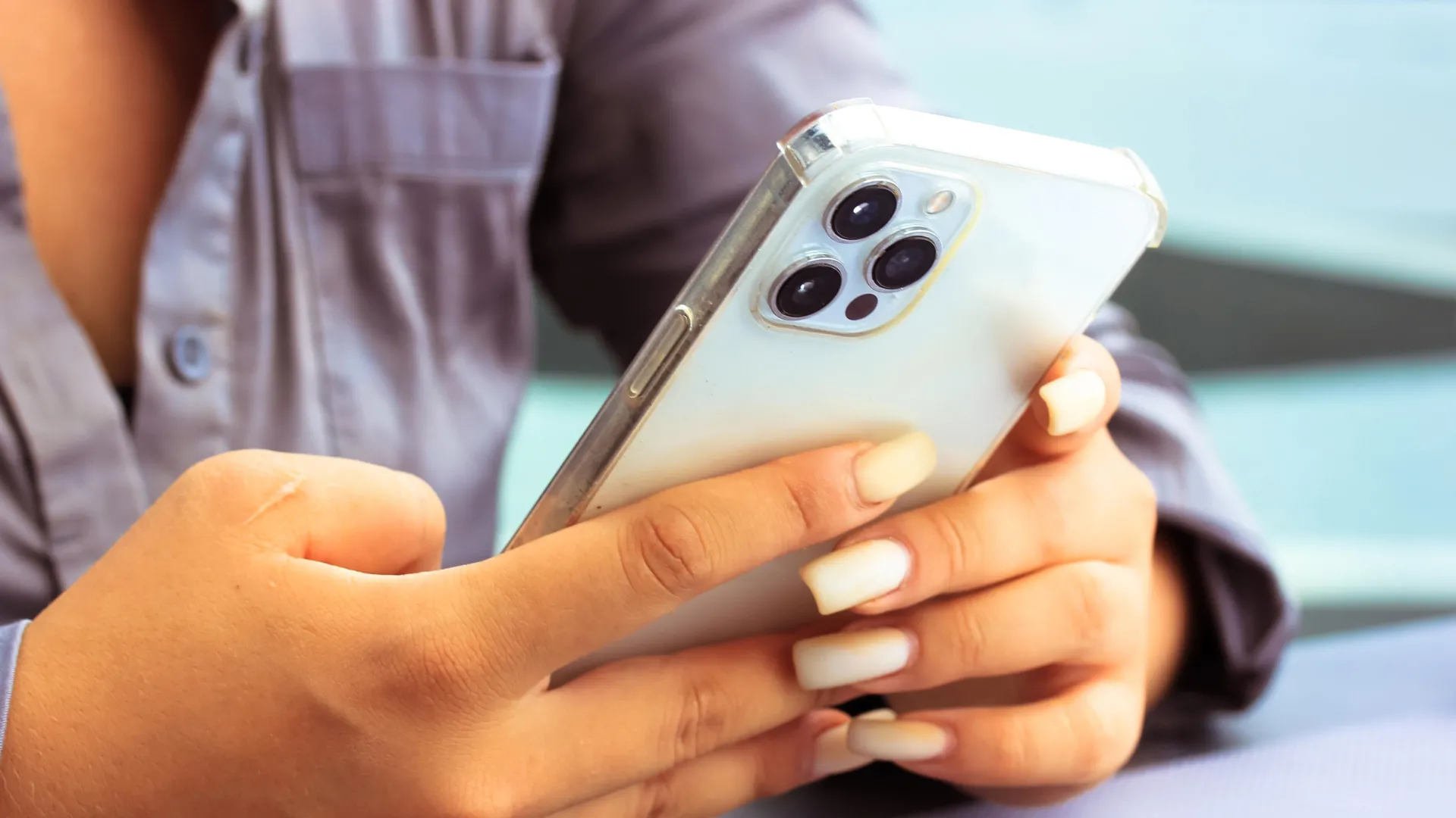 Вчені створили прозорий лак для нігтів, що дозволяє використовувати сенсорні екрани